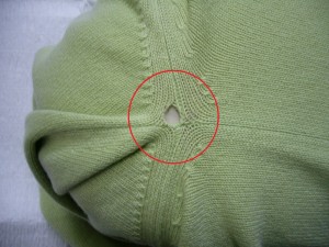 黄緑カシミヤセーター穴