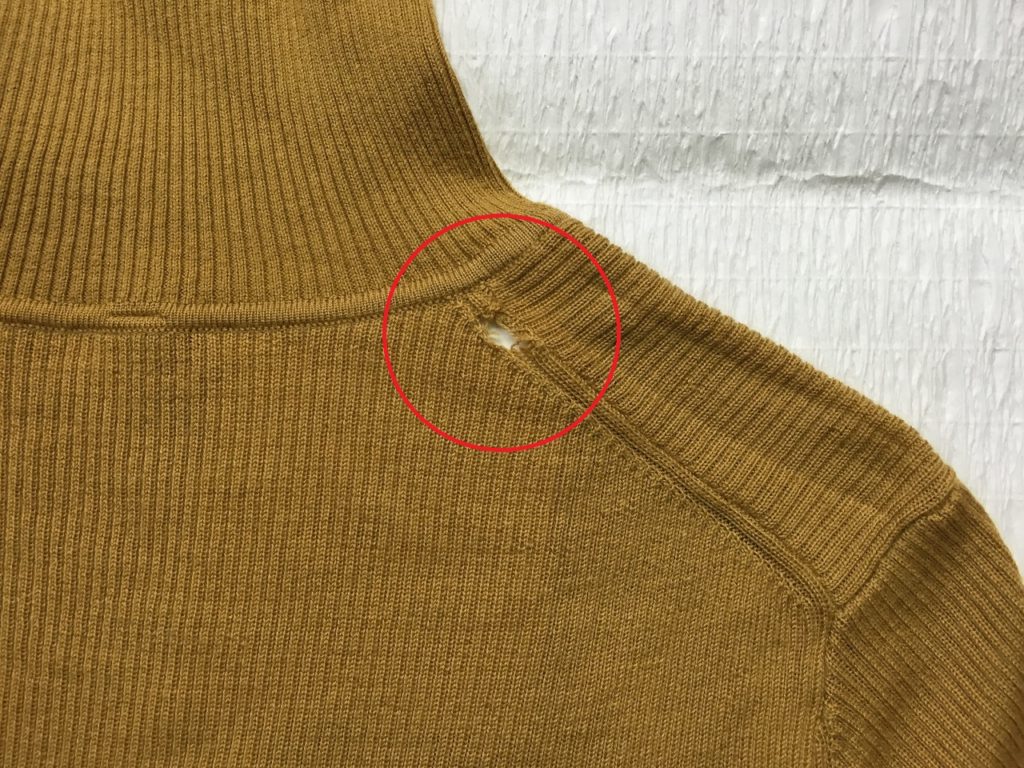 無印良品のウール100％のハイネックセーターに穴があいてしまった 
